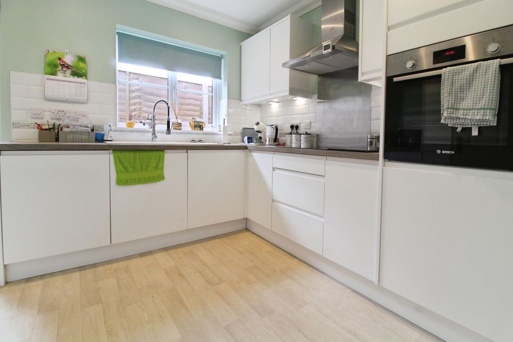 Property photo 3 of 18 Kitchen