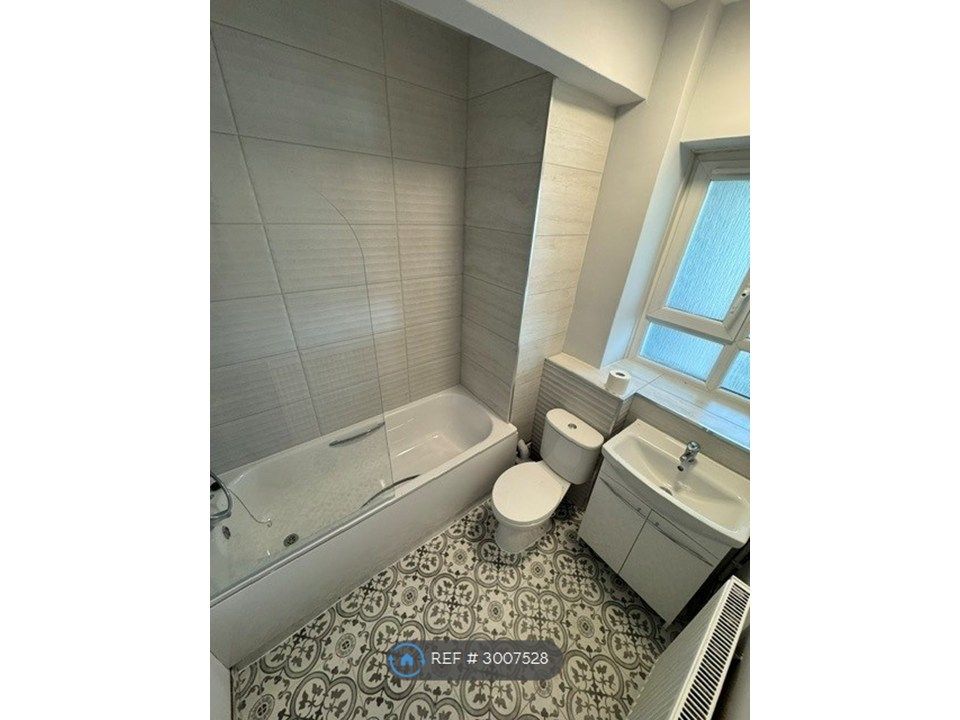 Property photo 3 of 10 Bathroom