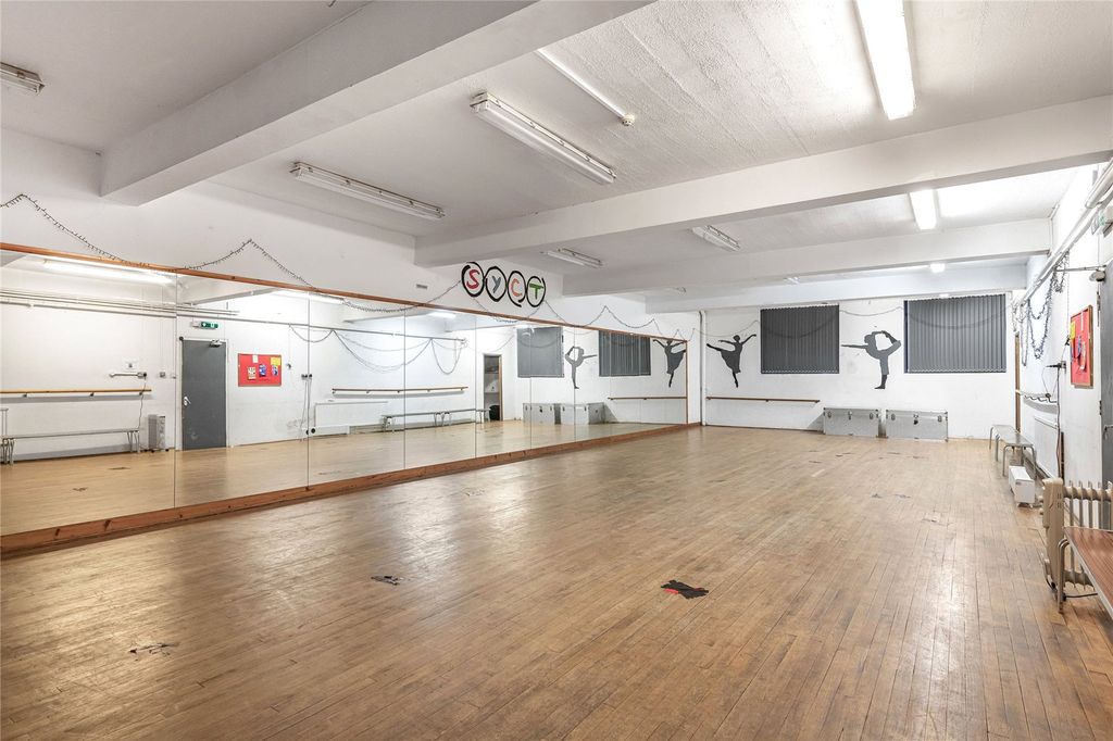 Property photo 2 of 27 Picture No. 16