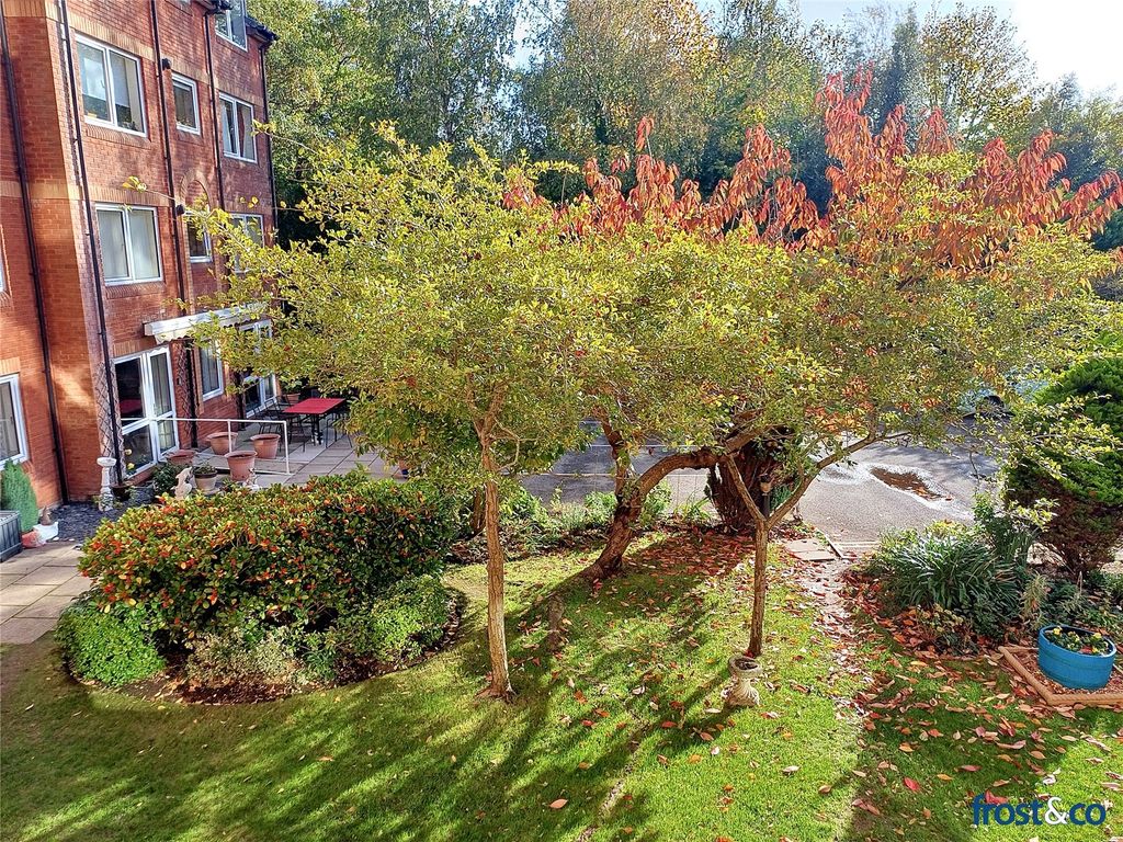 Property photo 3 of 13 Communal Gardens