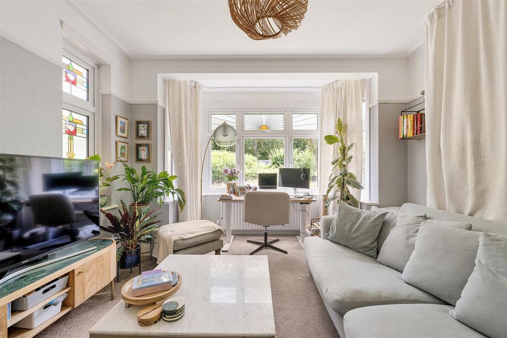 Property photo 2 of 36 Mapperley Drive, Ig8