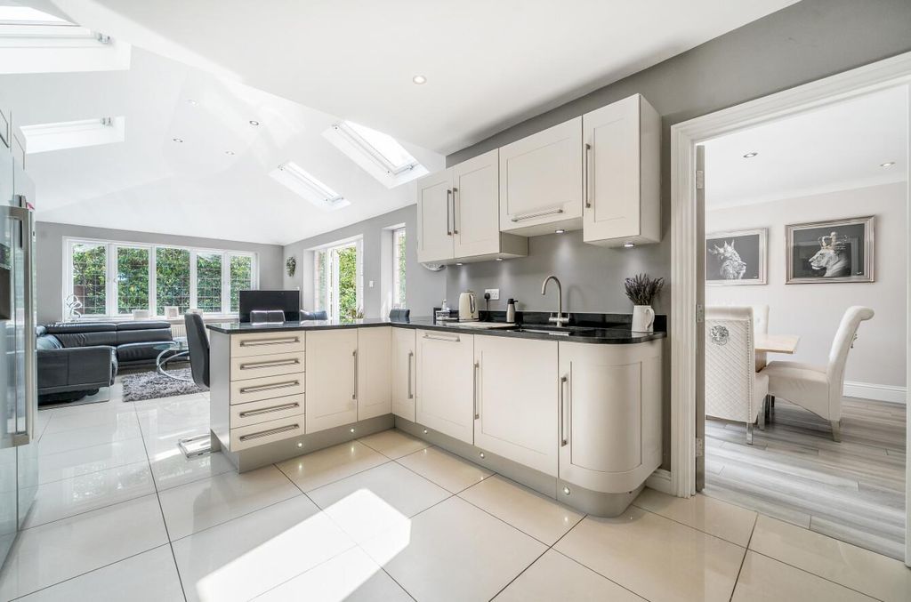 Property photo 2 of 33