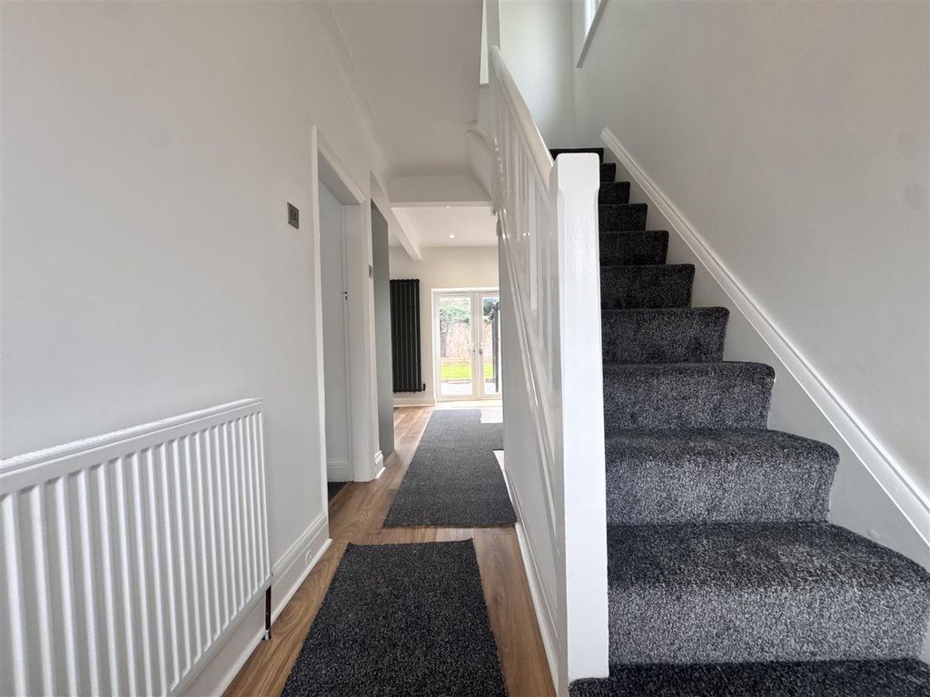 Property photo 2 of 18 Entrance Hall