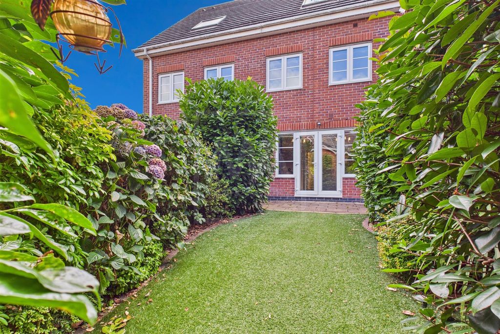 Property photo 2 of 16 Garden