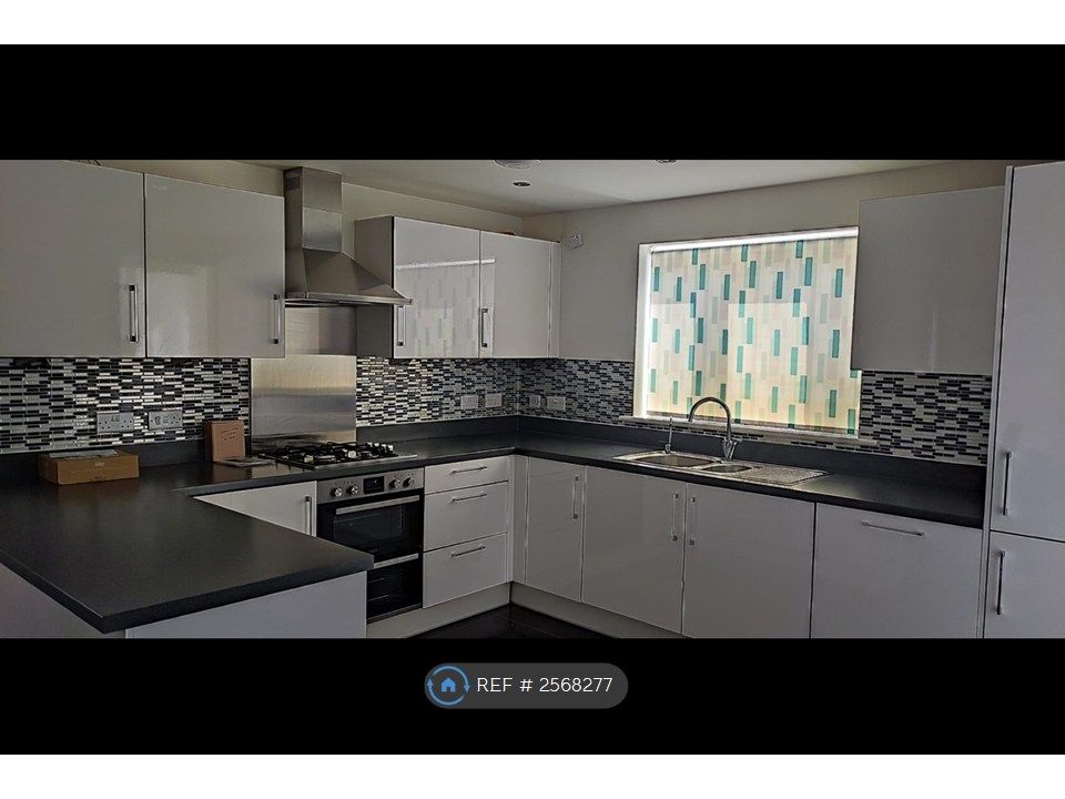Property photo 3 of 18 Kitchen