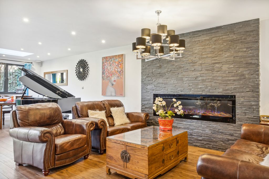 Property photo 2 of 23