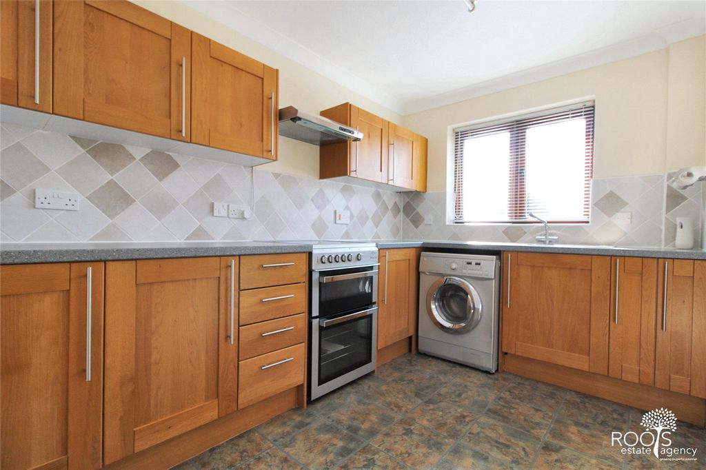 Property photo 3 of 8 Modern Kitchen