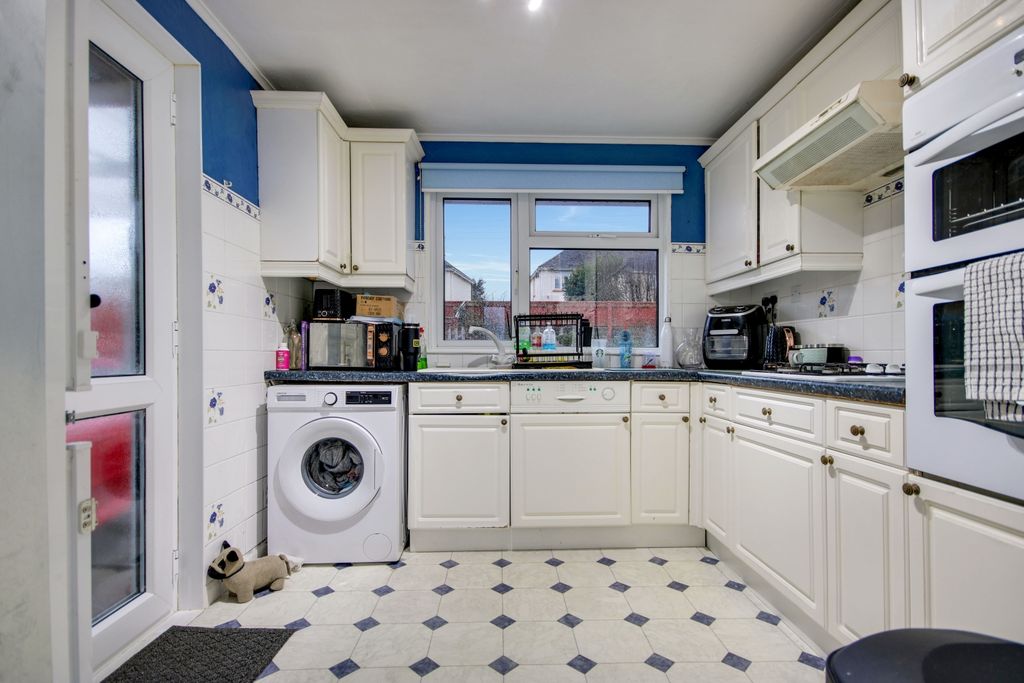 Property photo 2 of 14 Img_1737-Img_1739