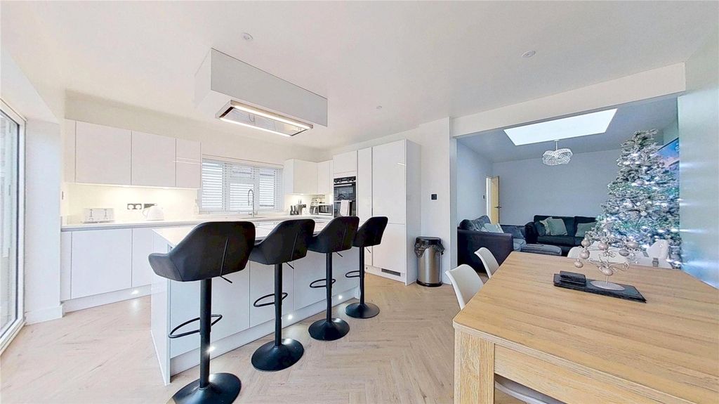 Property photo 2 of 17 Picture No. 12