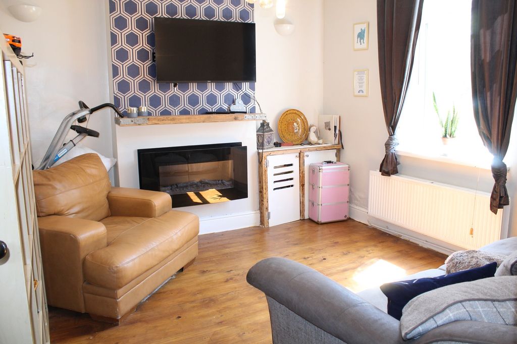 Property photo 2 of 13 Lounge