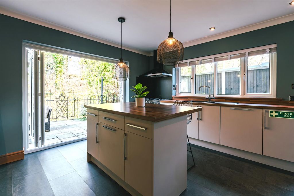 Property photo 3 of 40 Breakfast Kitchen