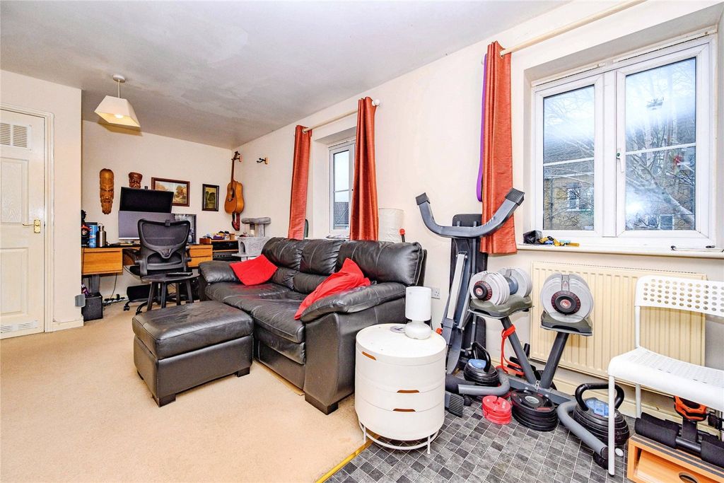 Property photo 3 of 8 Lounge