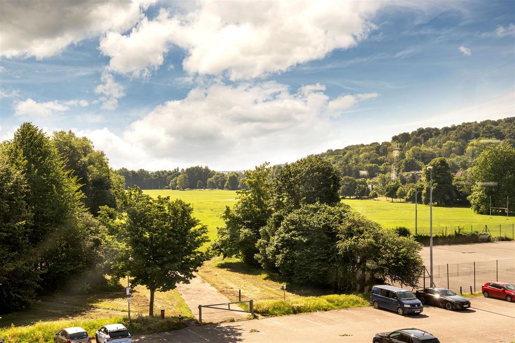 Property photo 3 of 10 Kingsmead Park