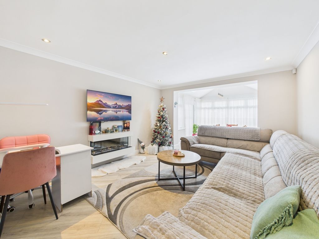 Property photo 3 of 11 Lounge