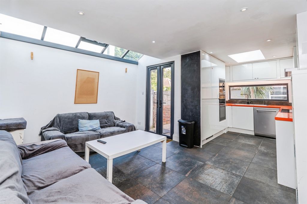 Property photo 2 of 18 Image