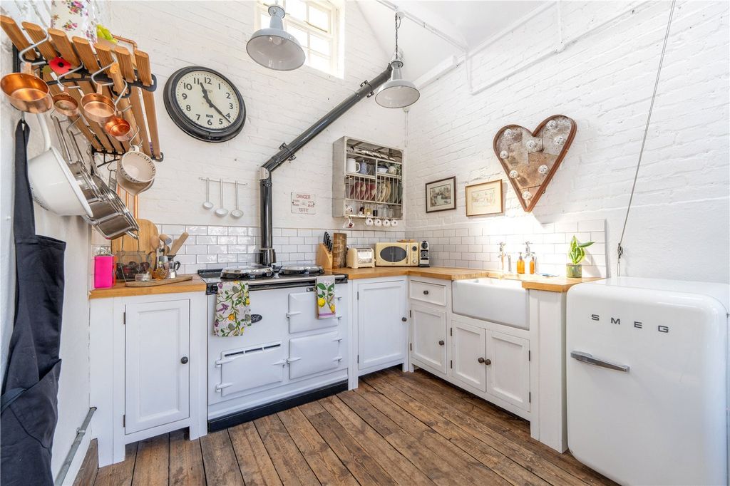 Property photo 3 of 16 Kitchen