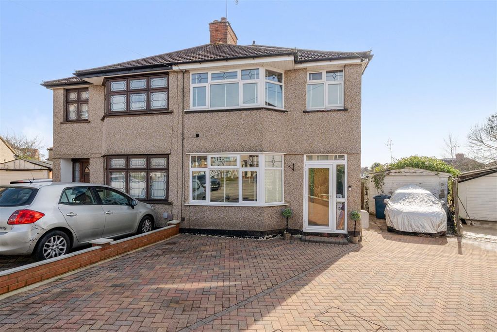 Property photo 1 of 20 Chatsworth Gardens
