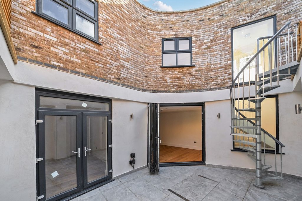 Property photo 3 of 13 Picture No. 18