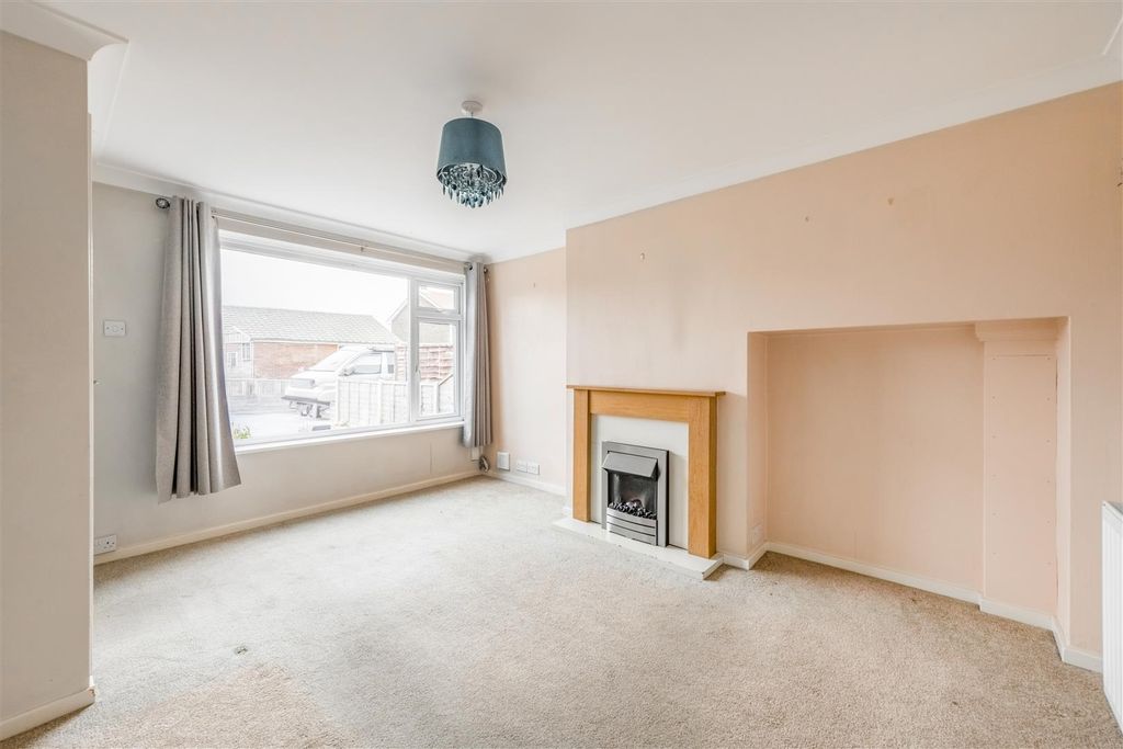 Property photo 2 of 17 34 Garden Close-3.Jpg