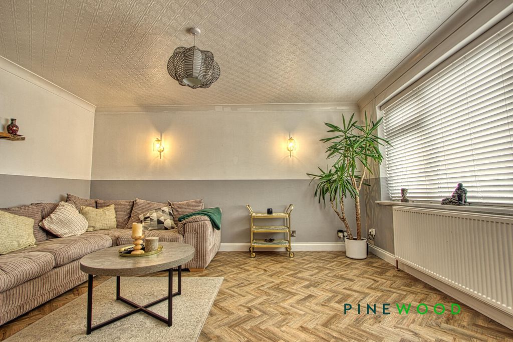 Property photo 3 of 25 Lounge