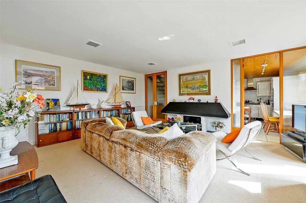 Property photo 3 of 18 Sitting Room