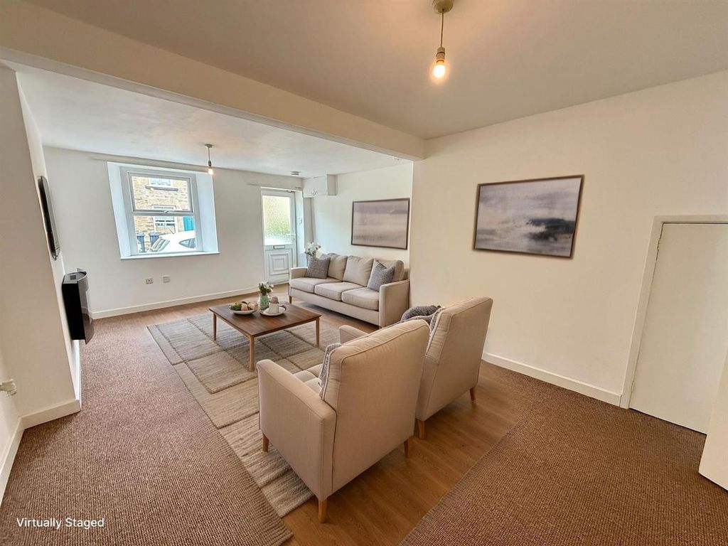 Property photo 2 of 11 Living Room (1/2)