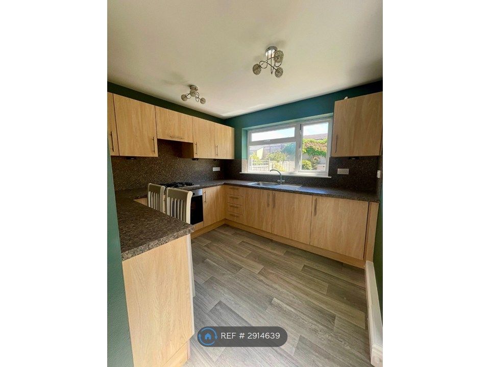 Property photo 3 of 12 Kitchen