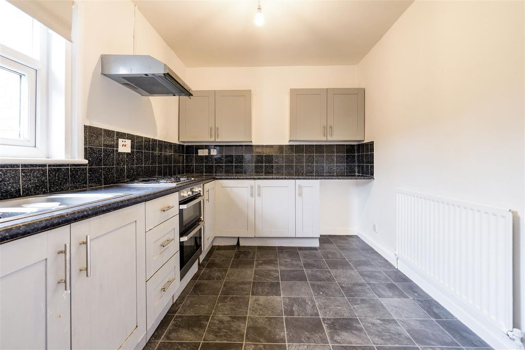 Property photo 3 of 7 Kitchen