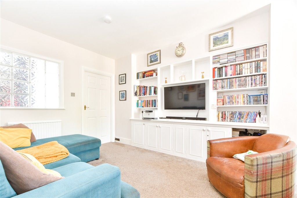 Property photo 2 of 12 Lounge