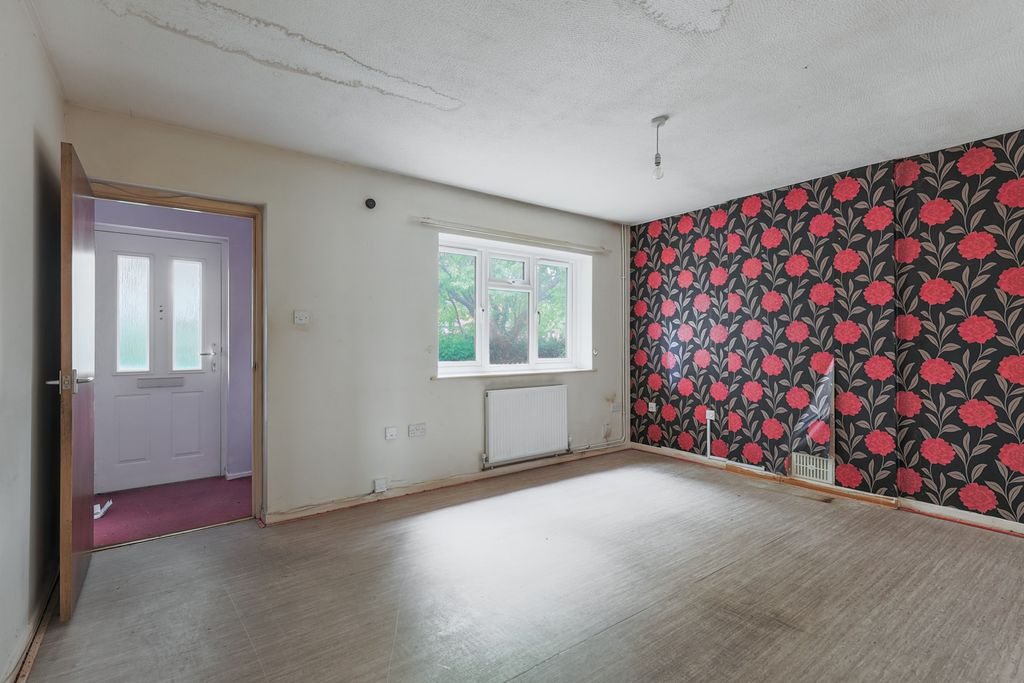 Property photo 3 of 11 20 Deans Way, Gloucester, Gloucestershire, Gl1 2Qn