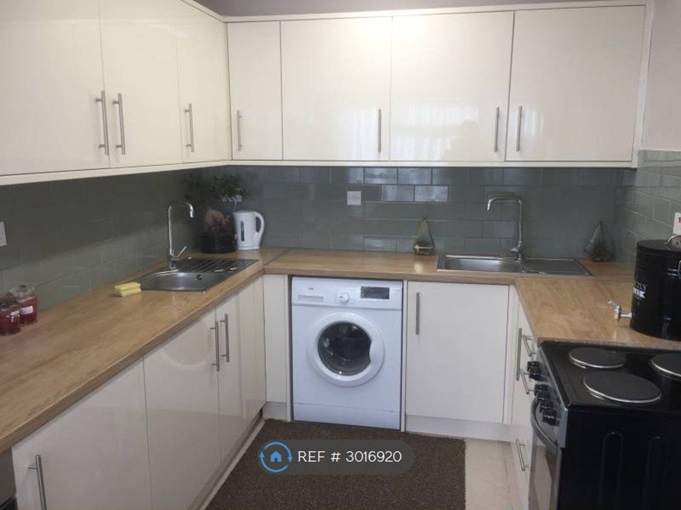 Property photo 3 of 8 Kitchen