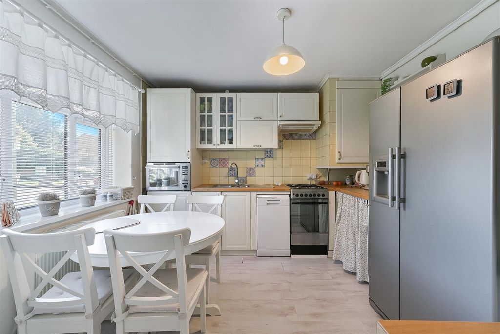 Property photo 2 of 20 Frensham Drive (1).Jpg