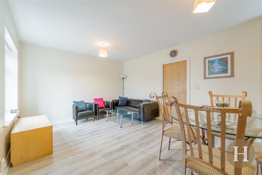 Property photo 3 of 18 Hadleigh Estate Agents-16.Jpg