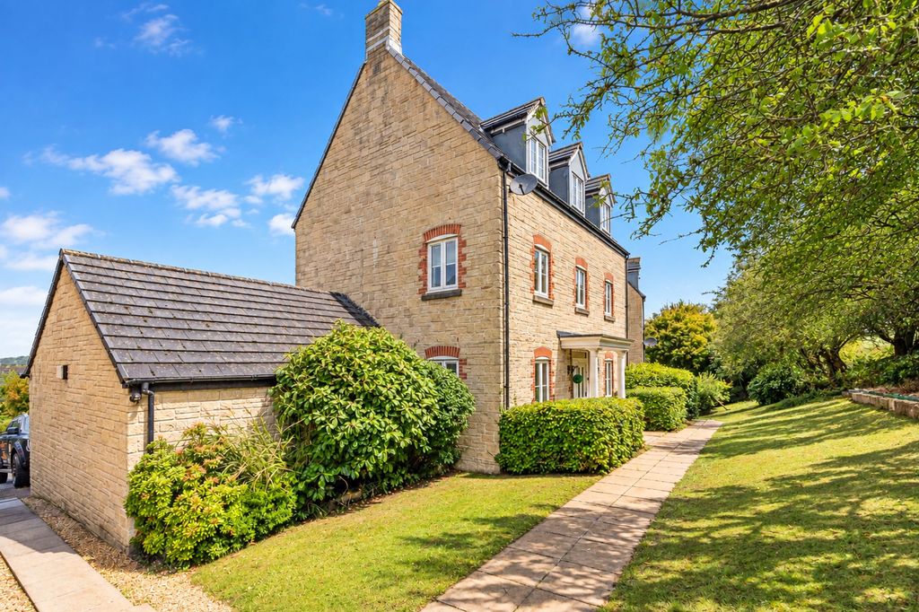 Property photo 1 of 32