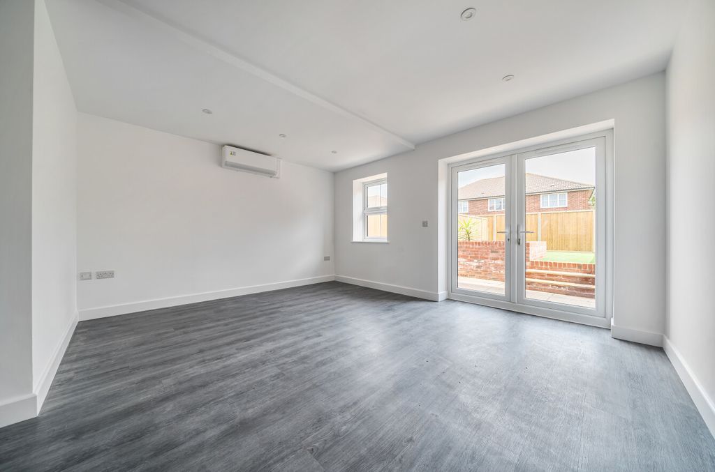 Property photo 2 of 14 1324333-21-687663...