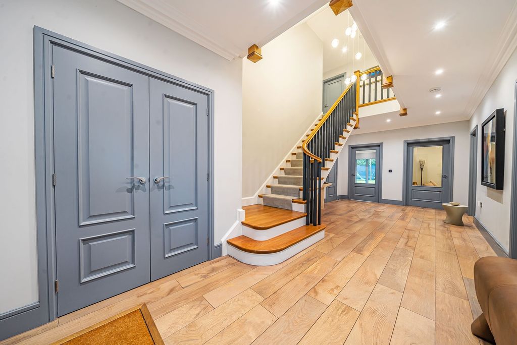 Property photo 2 of 44 Ent Hall