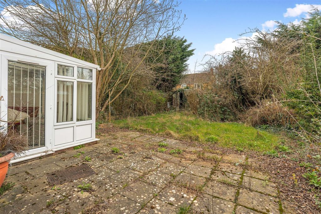 Property photo 3 of 16 32 Chacombe Road, Middleton Cheney-18.Jpg