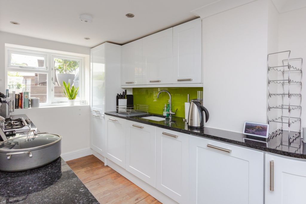 Property photo 2 of 33