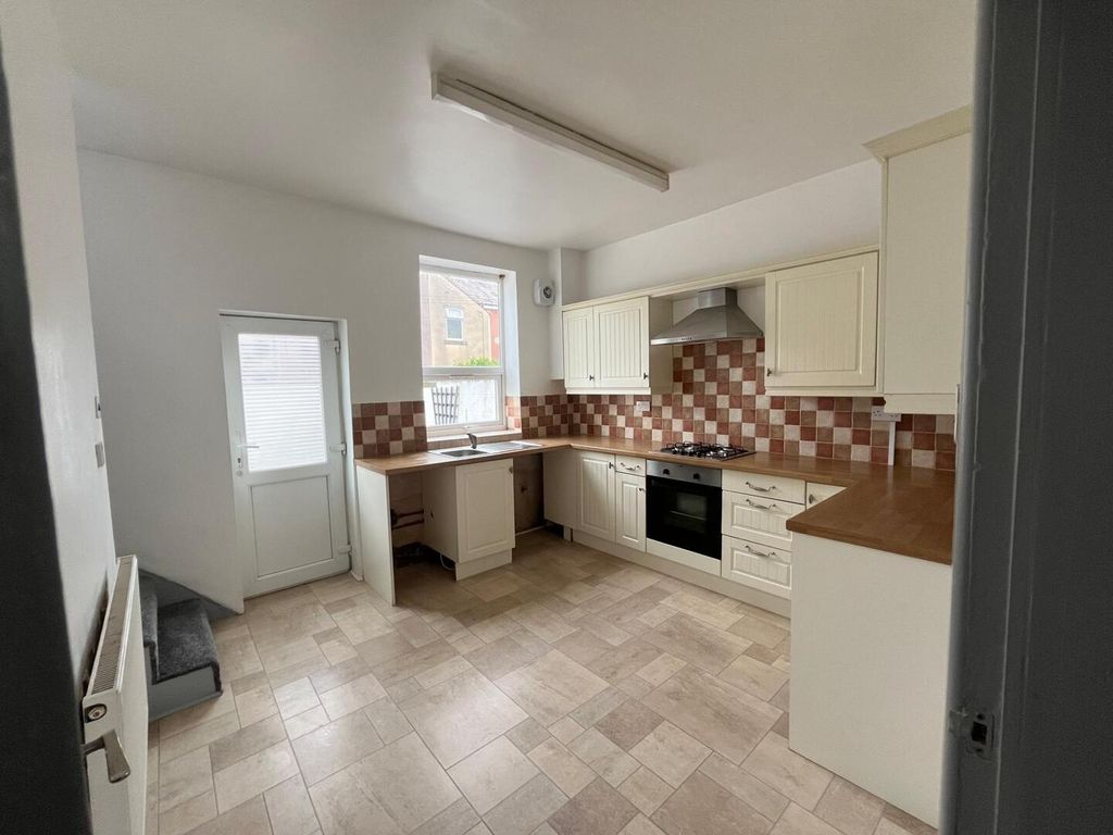 Property photo 3 of 8 Kitchen