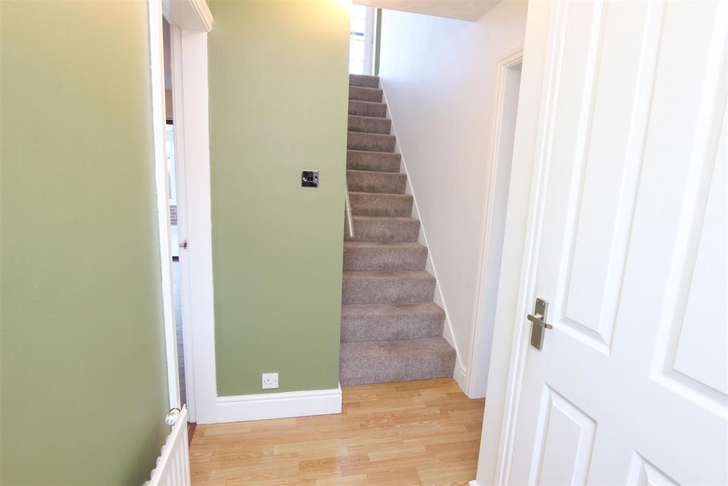 Property photo 2 of 21 Entrance Hall