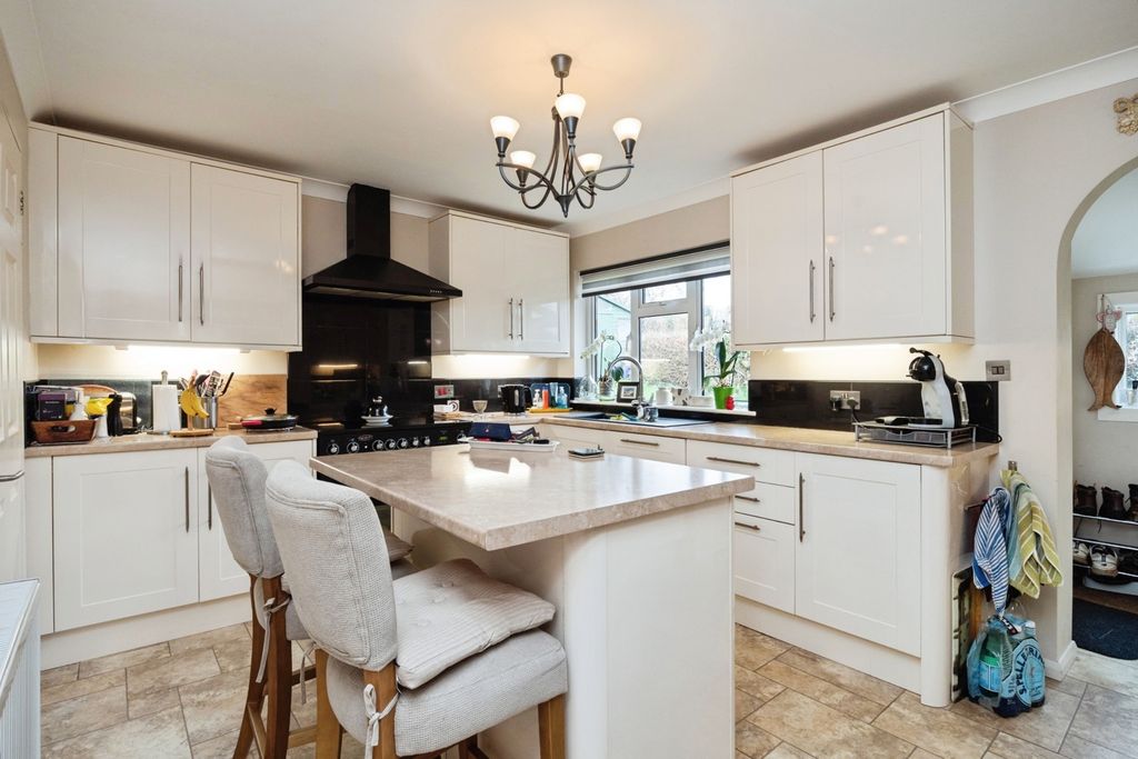 Property photo 3 of 20 Kitchen/Breakfast