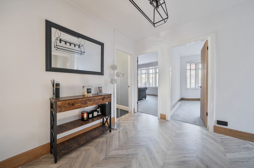 Property photo 2 of 8 1416913-11-699dc5...