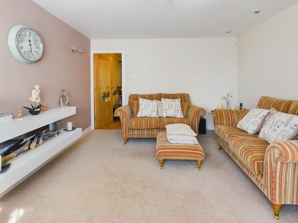 Property photo 3 of 21 Lounge