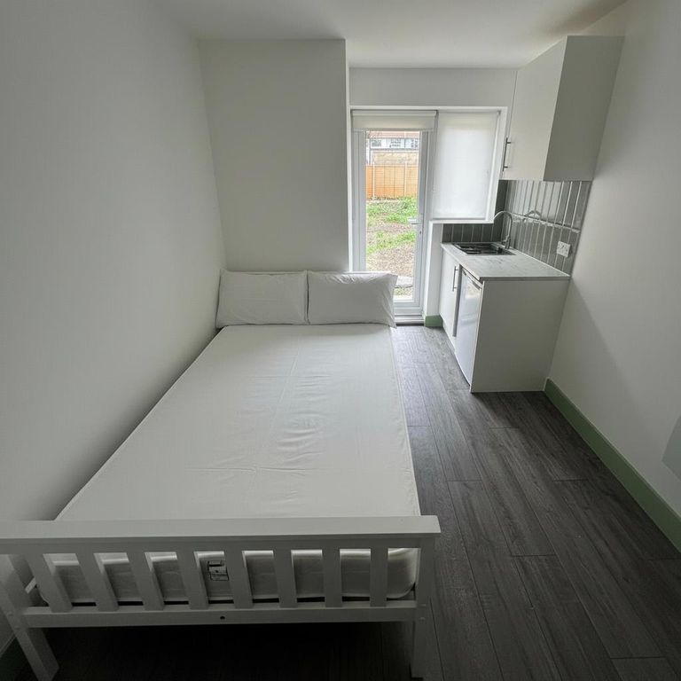 Property photo 1 of 3 Flat 3 906 North Circulat Studio.Png