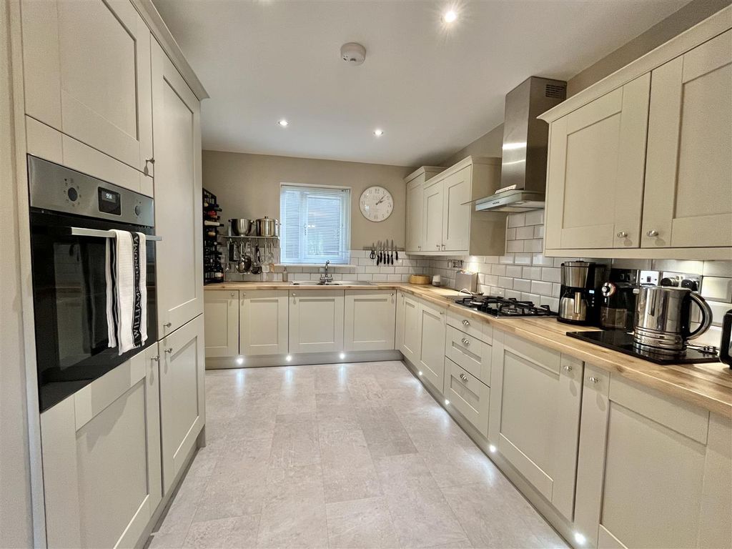 Property photo 1 of 27 Dining Kitchen