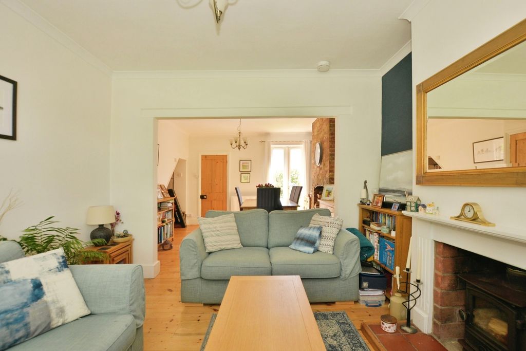 Property photo 3 of 18 Lounge