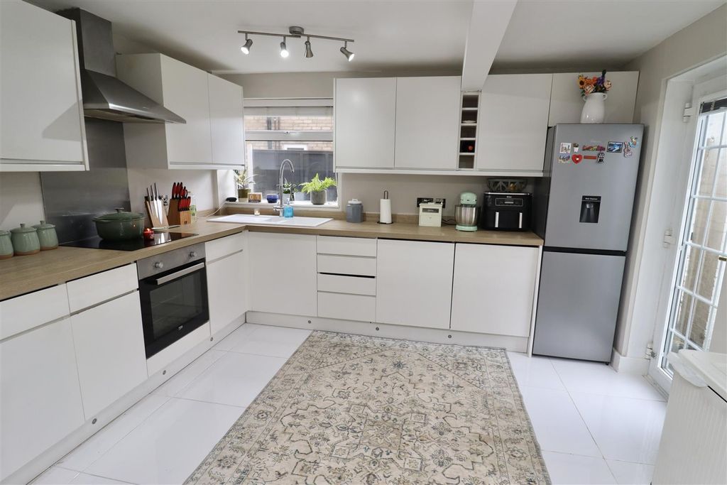 Property photo 2 of 14 Breakfast Kitchen