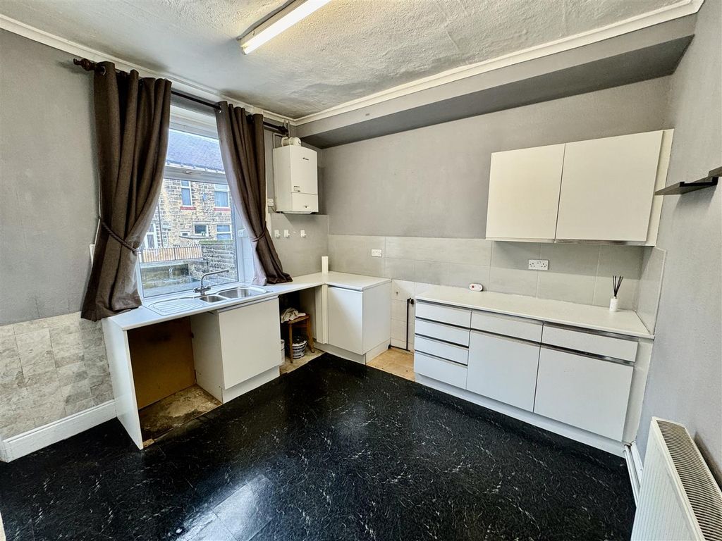 Property photo 3 of 9 Kitchen