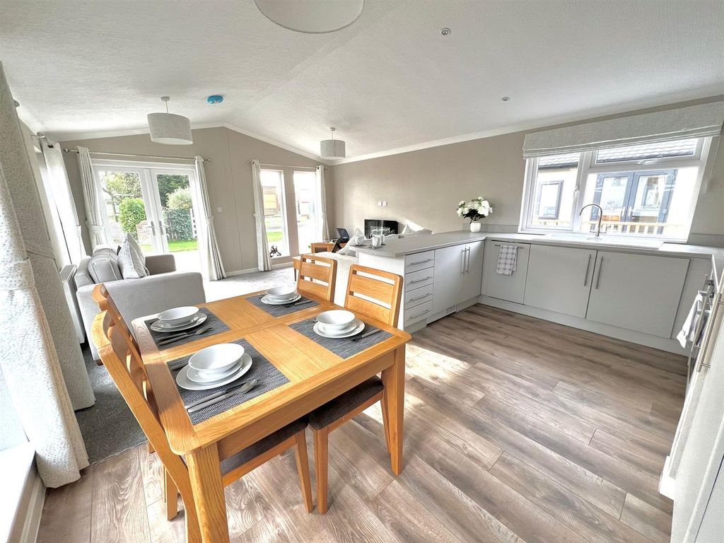 Property photo 3 of 20 Kitchen Diner