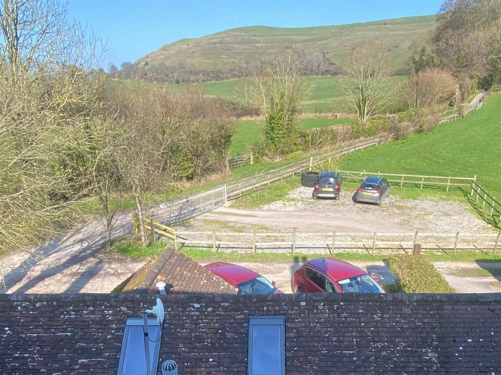 Property photo 3 of 33